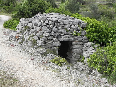 trim_roadside Trim by a wall in the Stari Grad Plain