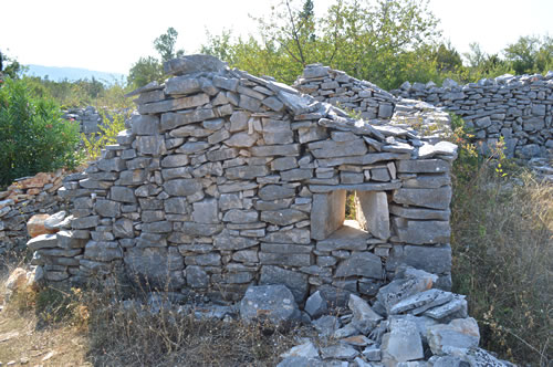 Rectangular building, now roofless