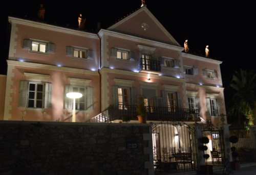 Hotel Apolon at night