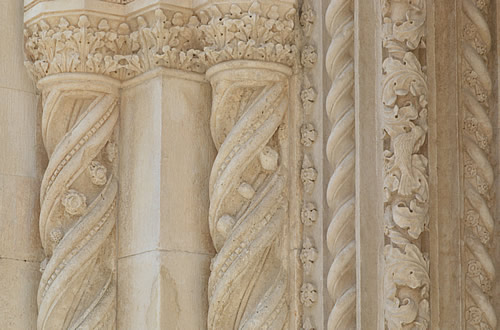 Lion portal - see the bird in the leaves?