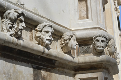 Heads of local townsfolk on the cathedral