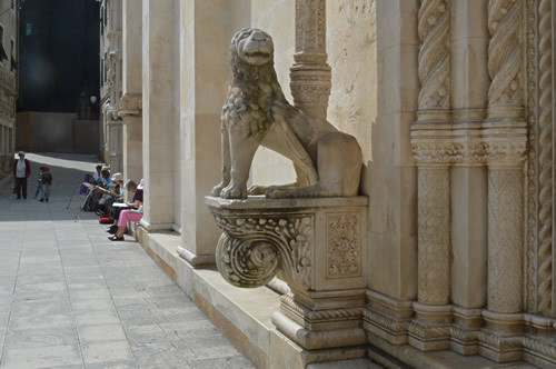 Lion portal and artists at work