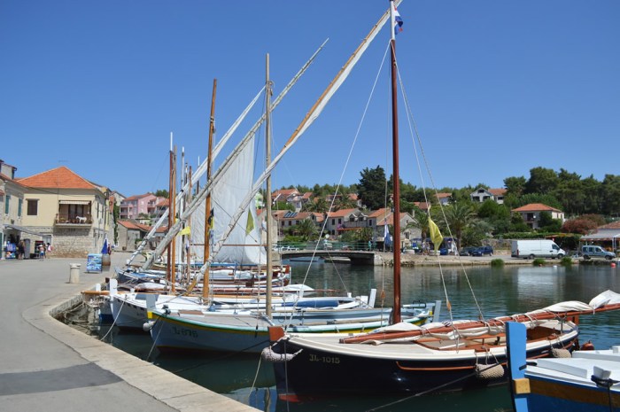Traditional latin-rigged boats