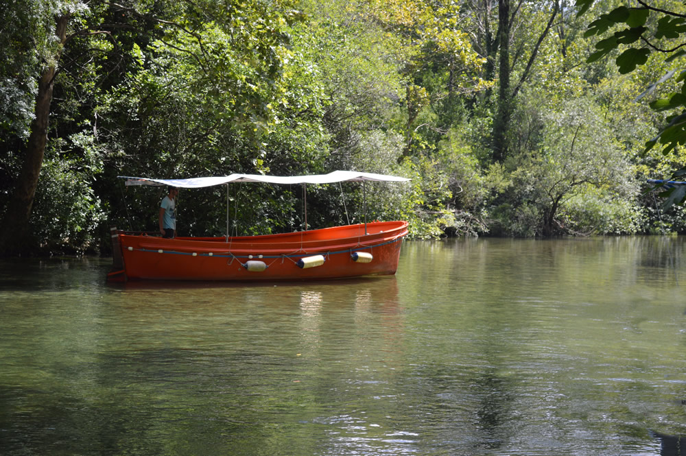 Riverboat on the Cetina