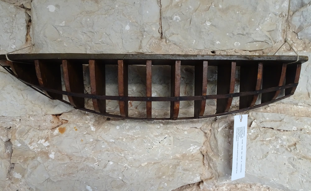 Half model of a kaić